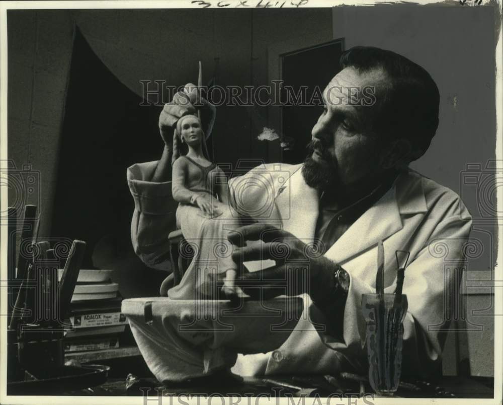 1975 Press Photo Famed Hungarian-Born Laszlo Ispanky, works on his sculpture