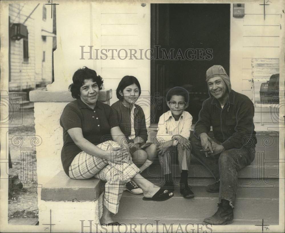 1973 Press Photo Virgilio Sora relaxes &amp; his family in his Irish Channel home- Historic Images