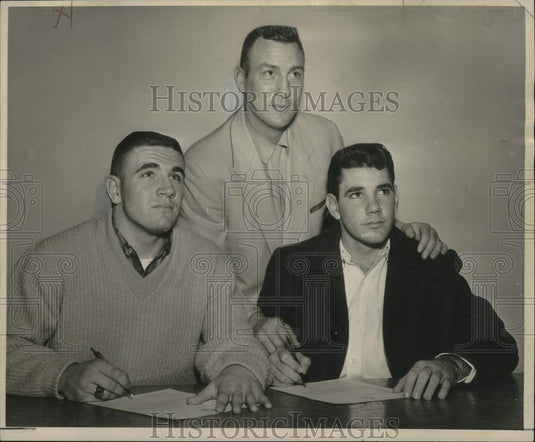 1963 Press Photo Lonnie Young & Gary Schouest football players with Gene Knecht- Historic Images