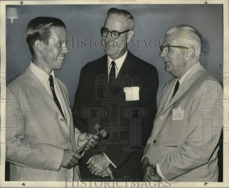 Load image into Gallery viewer, 1966 Press Photo Officers of Advertising Club of New Orleans - noo37031
