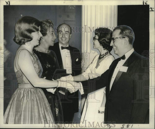 1959 Press Photo Count Kield Gustav Knuth-Winterfeldt & wife welcomed at Moisant