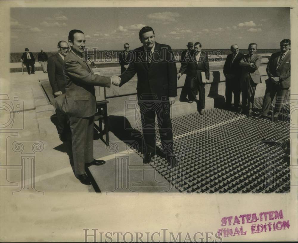 1971 Press Photo James Moore shaking hands with W.H. &quot;Shag&quot; Pyron- Interstate 10- Historic Images