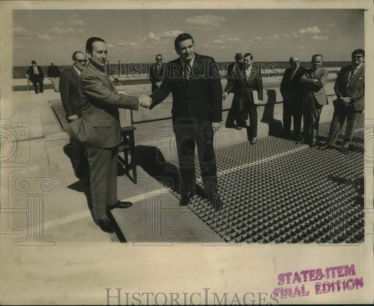 1971 Press Photo James Moore shaking hands with W.H. "Shag" Pyron- Interstate 10- Historic Images