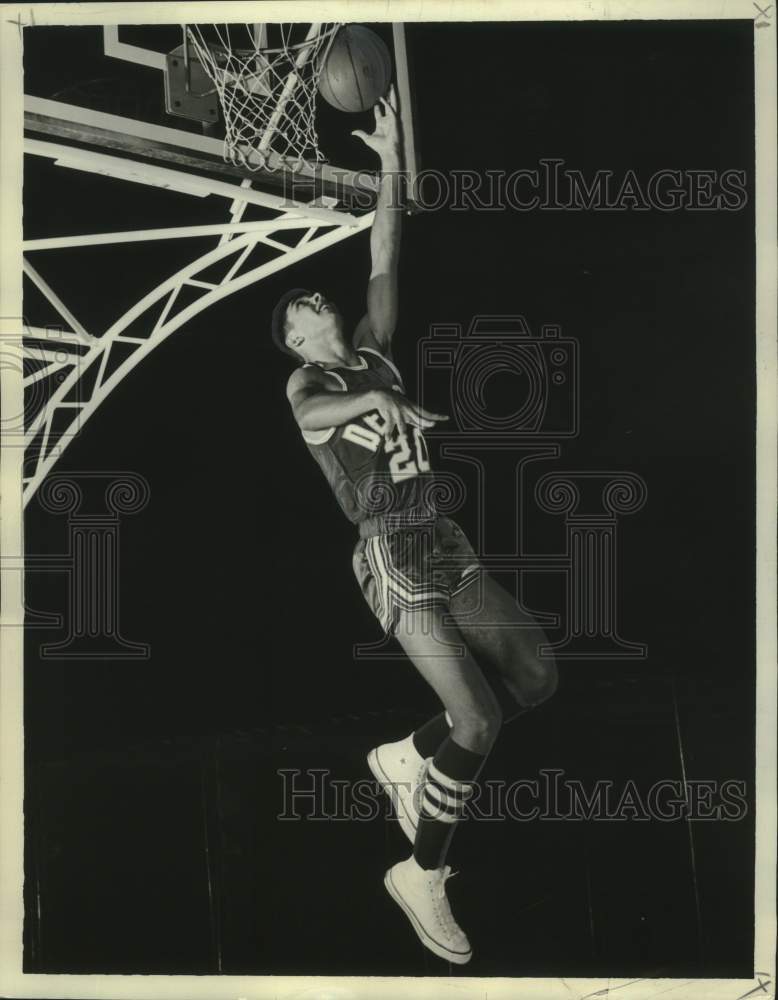 Load image into Gallery viewer, 1968 Press Photo Stanley Lee, Northwestern State College Basketball Player
