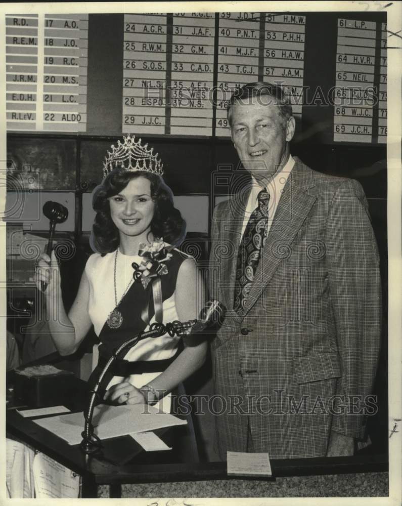 Load image into Gallery viewer, 1975 Press Photo Miss Leslie Susan Ledet &amp; Earle T. MacHardy, Sugar Exchange

