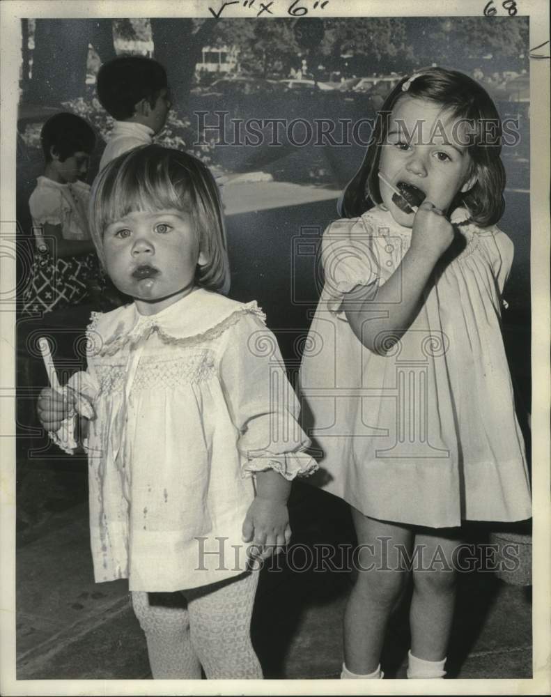 1974 Press Photo Alice Grillet and Amy Bany eating popcicles at a party- Historic Images