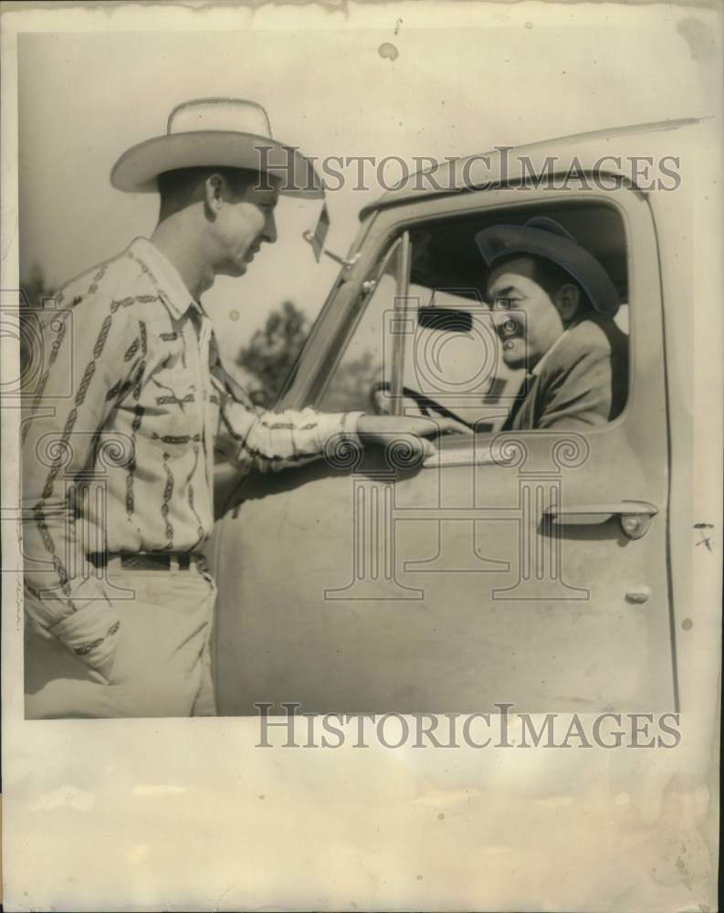 Load image into Gallery viewer, 1959 Press Photo Farmer Bryant Jenkins with Tangipahoa county agent Levi Batte
