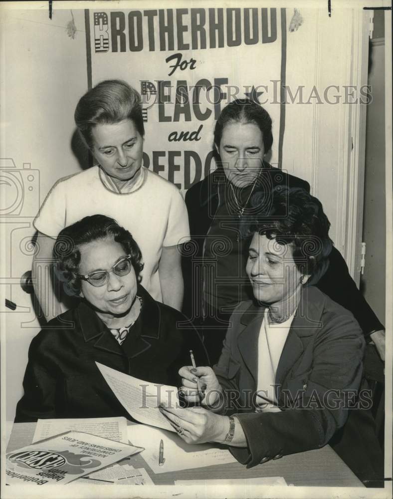 1970 Press Photo Women's Organization Committee meeting for Brotherhood Week