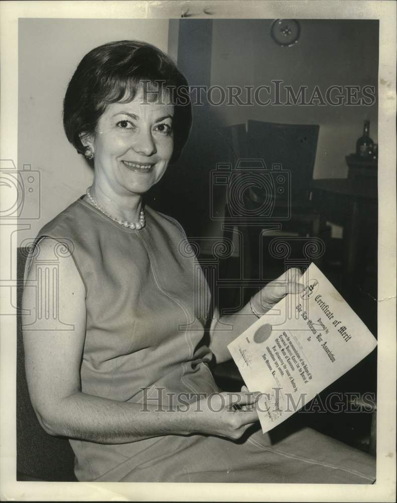 1967 Press Photo Mrs. Wilfred A. Linn receives certificate after serving a juror- Historic Images