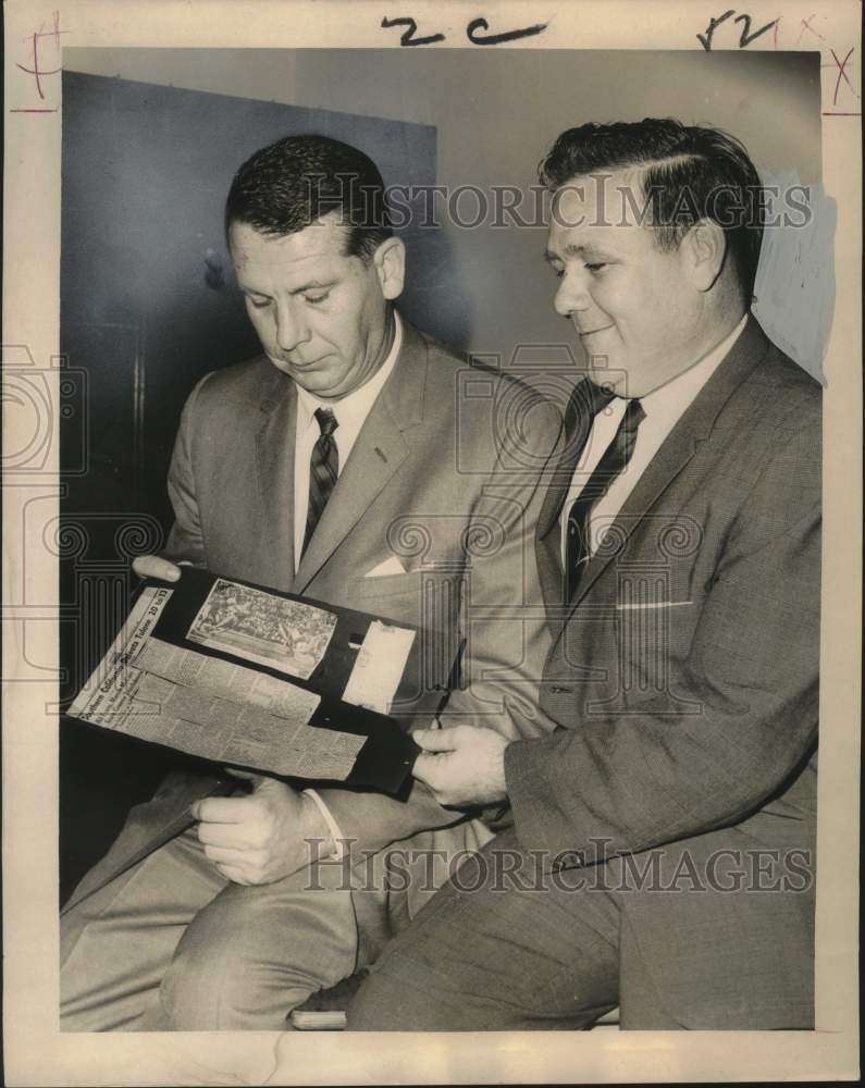 1965 Press Photo Stan Kottemann &amp; Joe Stall relieving former football glory days- Historic Images