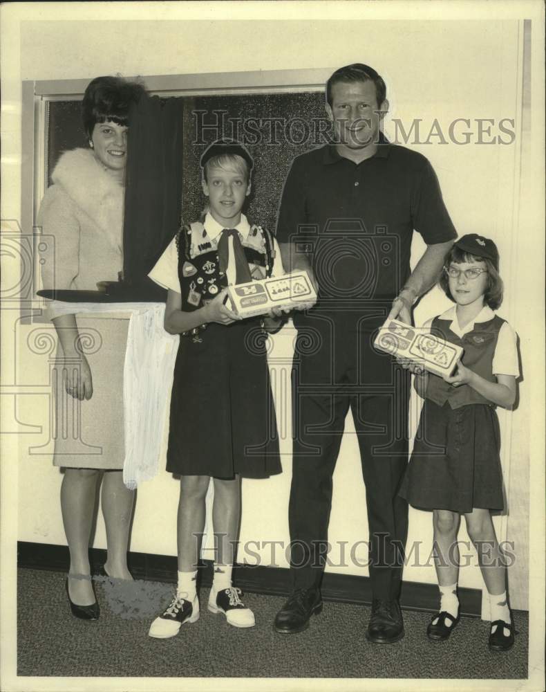 Press Photo Obert Logan of the Saints joins Camp Fire Girls&#39; annual candy sale- Historic Images