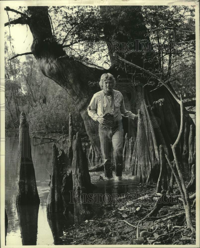 1975 Press Photo Wilflife photographer, C.C. Lockwood, near Bayou Forche