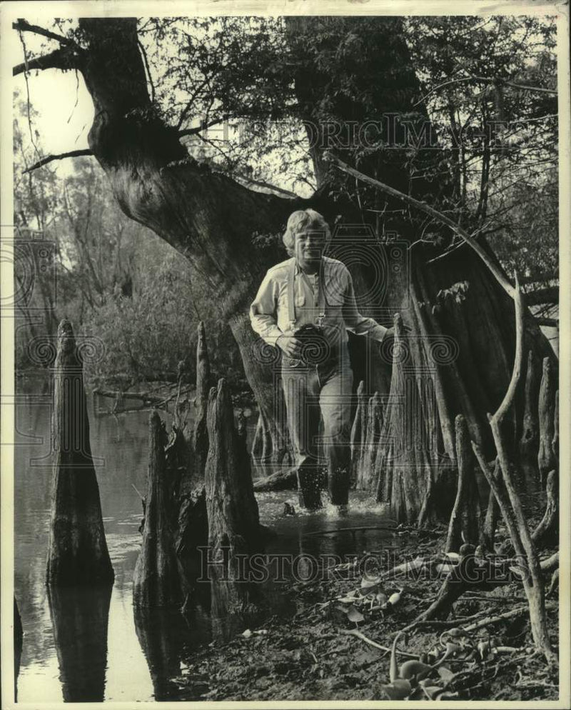 Load image into Gallery viewer, 1975 Press Photo Wilflife photographer, C.C. Lockwood, near Bayou Forche
