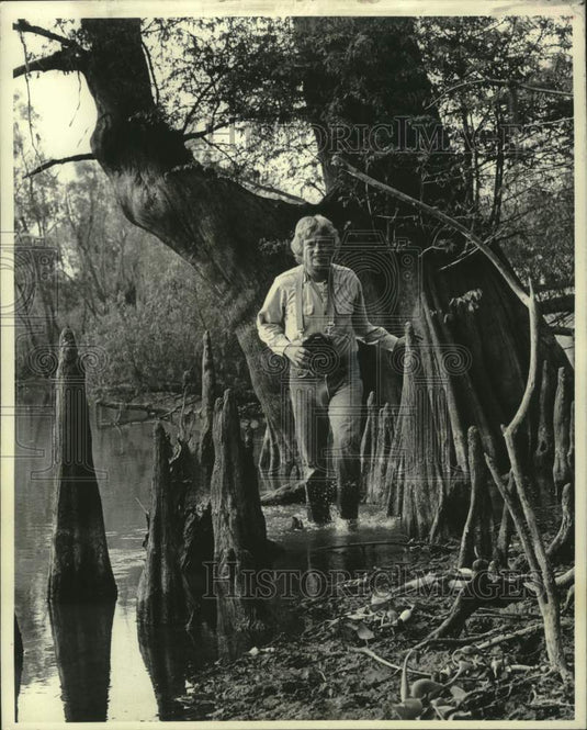 1975 Press Photo Wilflife photographer, C.C. Lockwood, near Bayou Forche