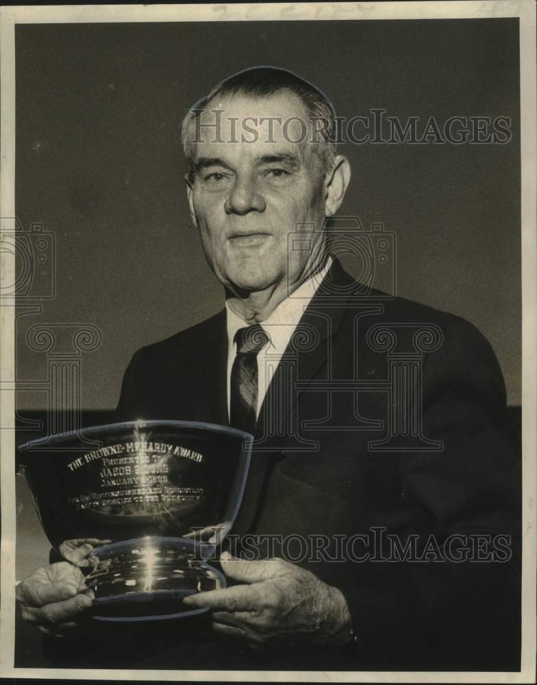 1969 Press Photo Jacob Long with Browne McHardy Safety Award in New Orleans- Historic Images