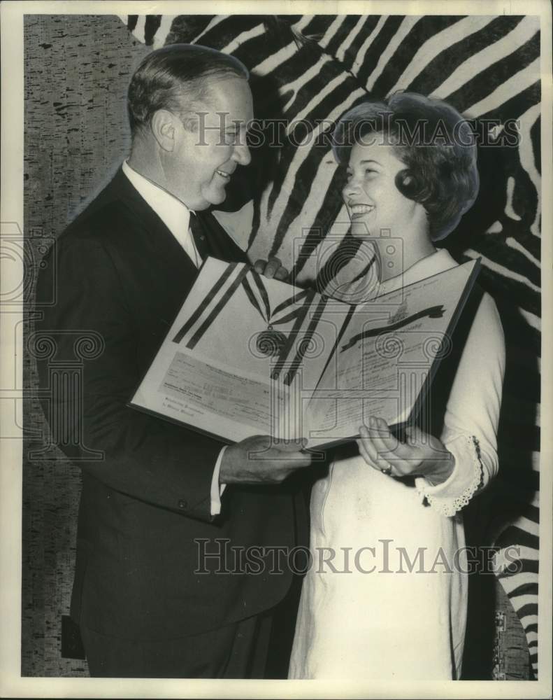 1968 Press Photo Senator Russell Long awards scholarship grant to Susan Miller- Historic Images