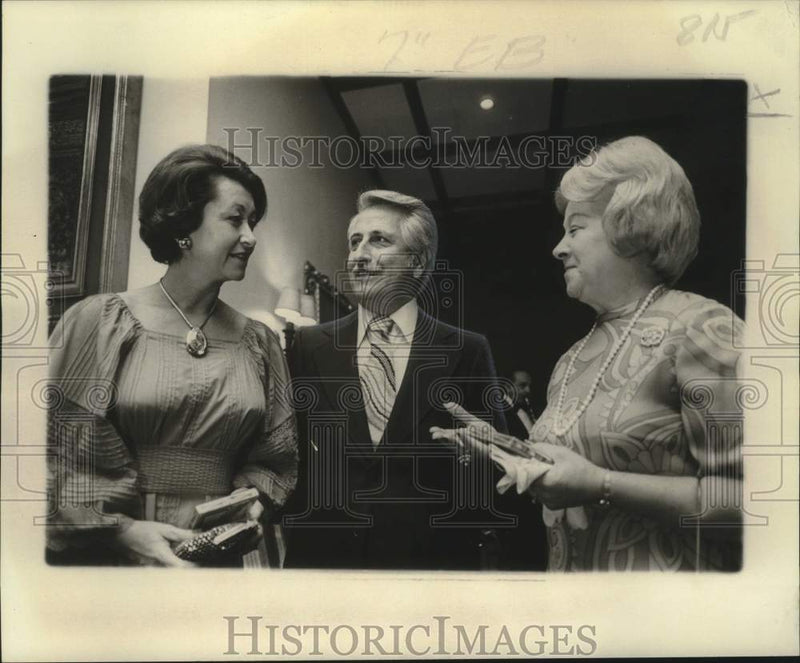 Load image into Gallery viewer, 1976 Press Photo Dignitaries attending Plimsoll Club's Bicentennial celebration
