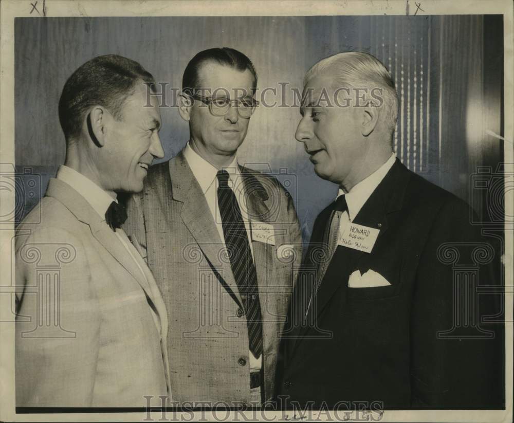 1957 Press Photo 7-UP Company executives discussing promotion of their brand- Historic Images