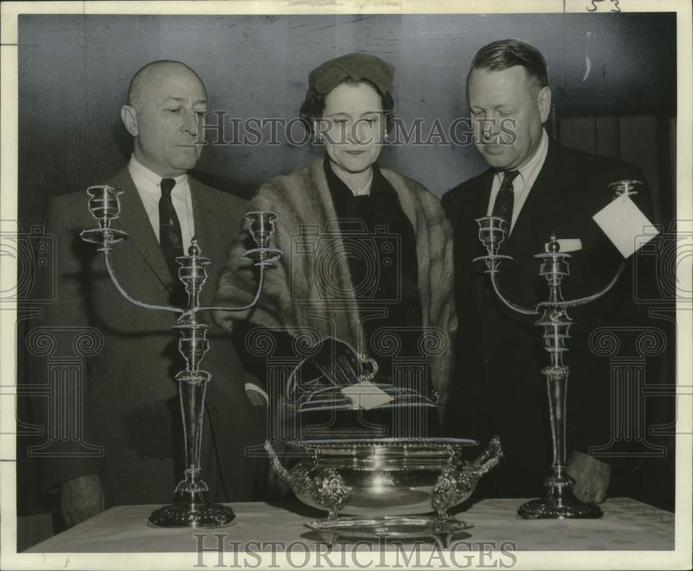 1957 Press Photo William J. Lodwick with Mr. and Mrs. Joseph P. Henican Junior