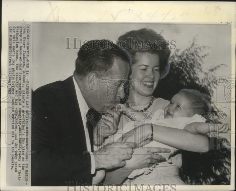Load image into Gallery viewer, 1963 Press Photo Senator Henry Jackson with Daughter Anne Marie &amp; Wife Helen
