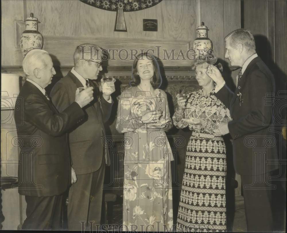 1975 Press Photo Family toasts the Queen of Rex, Miss Margaret Pratt Logan- Historic Images