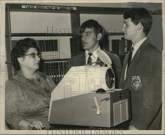 1968 Press Photo New projector given to New Orleans School by Cooperative Club- Historic Images