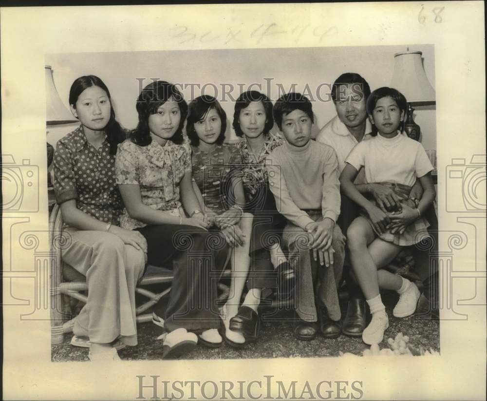 1975 Press Photo Ly Phuc Long &amp; family arrive in New Orleans from Camp Pendleton- Historic Images