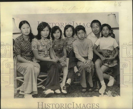 1975 Press Photo Ly Phuc Long & family arrive in New Orleans from Camp Pendleton- Historic Images