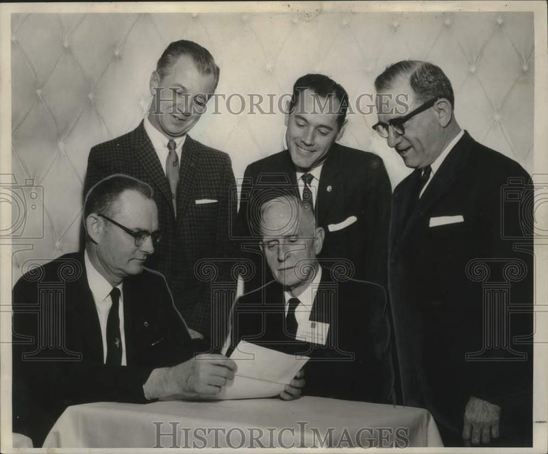 Load image into Gallery viewer, 1961 Press Photo Officers of Chapter 26 Institute Real Estate Appraisers
