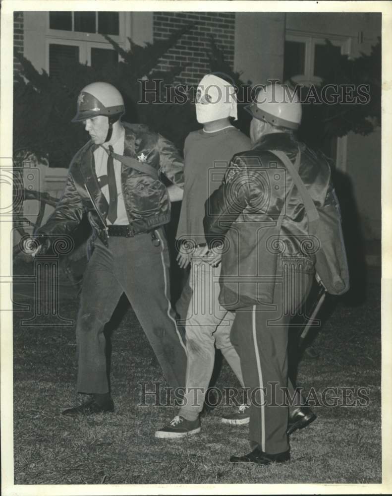 1967 Press Photo Masked demonstrator arrested, Louisiana State University
