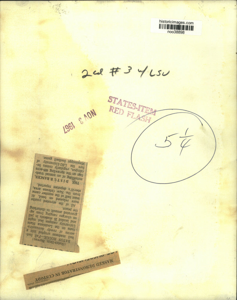 1967 Press Photo Masked demonstrator arrested, Louisiana State University