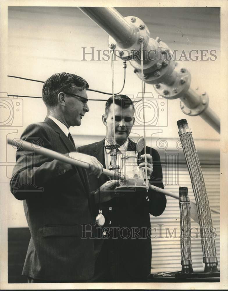 1965 Press Photo Professors at Louisiana State University test hoses for NASA