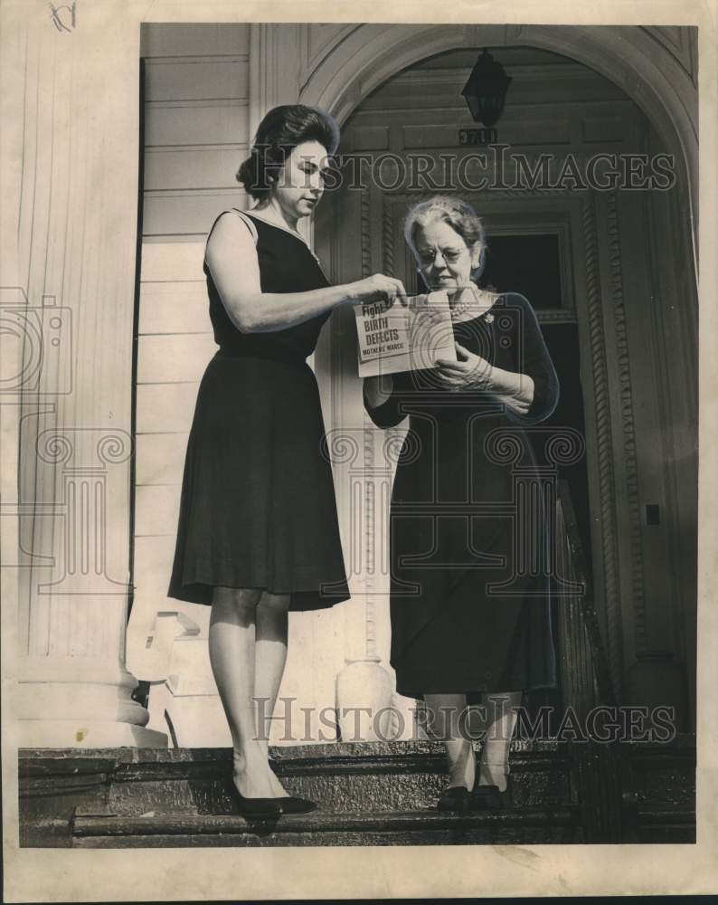 1965 Press Photo New Orleans woman contributes to March Against Birth Defects- Historic Images