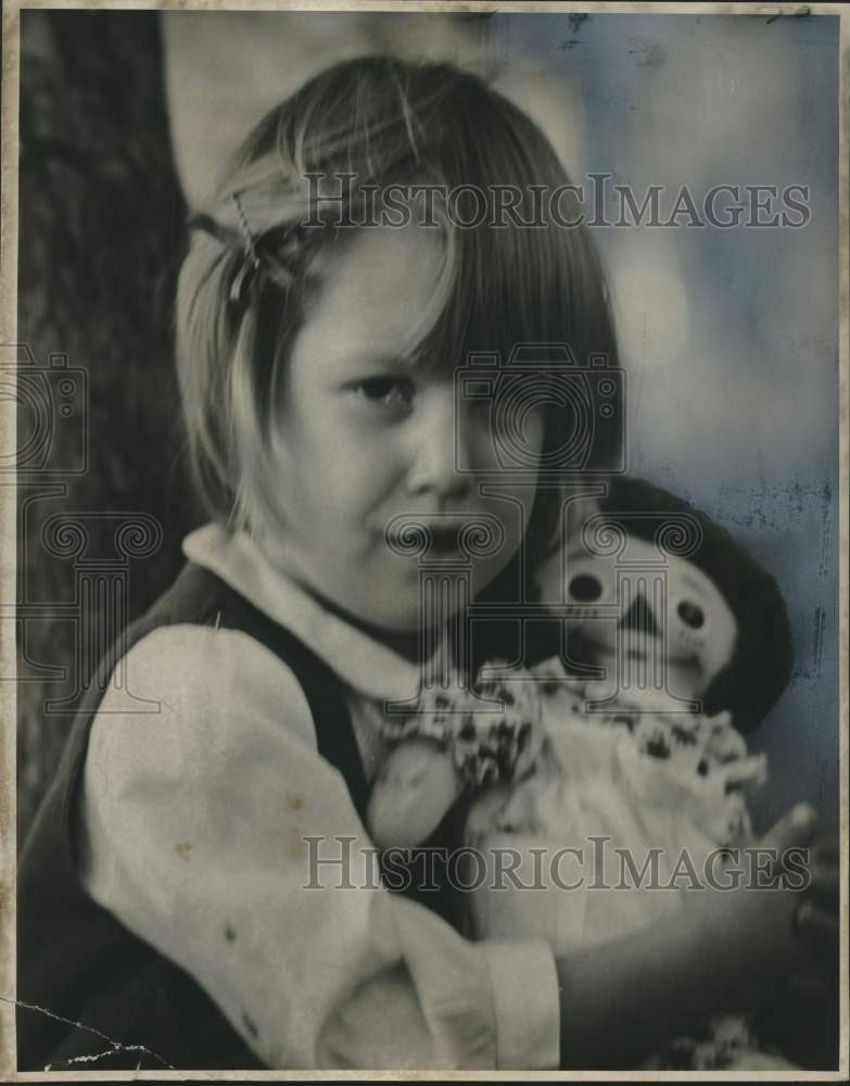 1968 Press Photo Kidnapped Brenda Ann Maquar, clutches doll upon return home- Historic Images