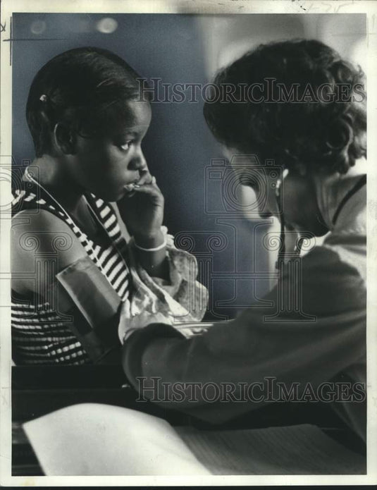 1974 Press Photo Girl's blood pressure is taken as part of LSU study- Historic Images
