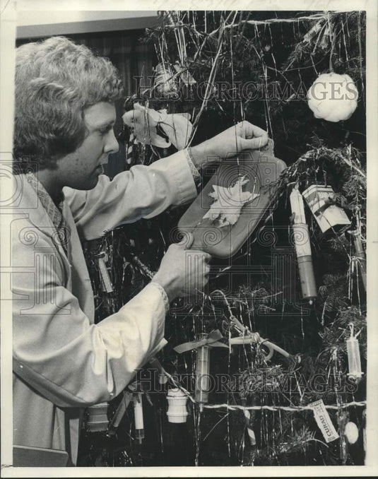 1975 Press Photo Medical student decorates tree at Louisiana State University- Historic Images