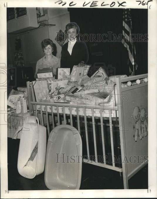 1974 Press Photo Mrs. Gonzales & Mrs. Lera, gifts for Charity Hospital baby - Historic Images