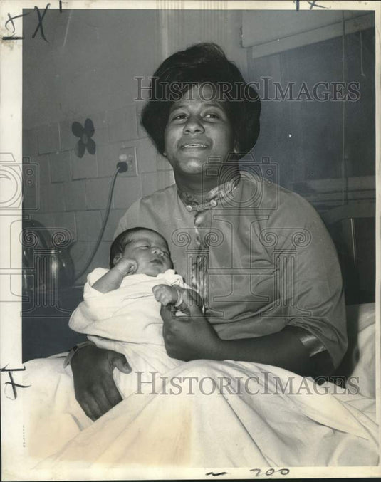 1969 Press Photo Mrs. John Lowrey & son Barron, Charity Hospital Stork Derby