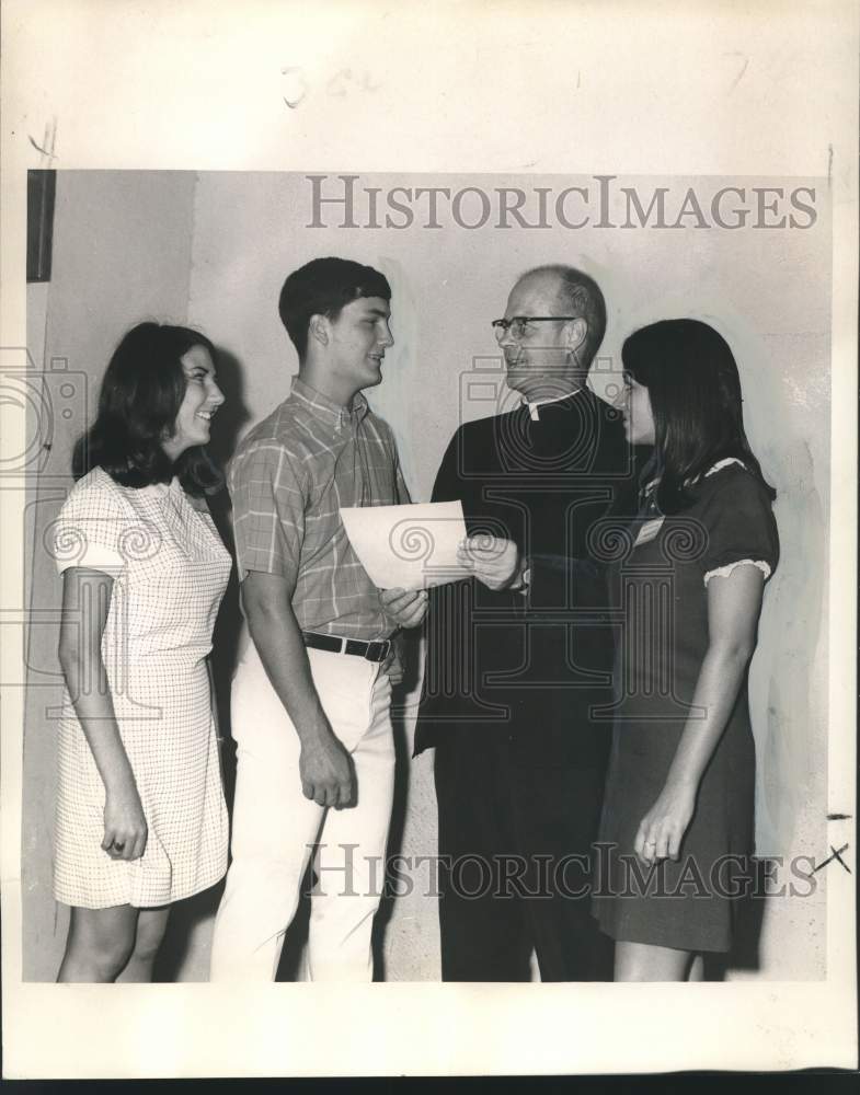 Load image into Gallery viewer, 1968 Press Photo Freshmen talk to president of Loyola University - noo39219
