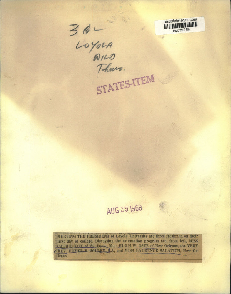 1968 Press Photo Freshmen talk to president of Loyola University - noo39219