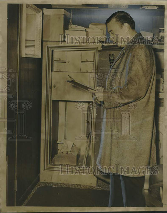 1967 Press Photo Det. Vincent Lore checks looted safe-Buck-Forty Nine Restaurant- Historic Images