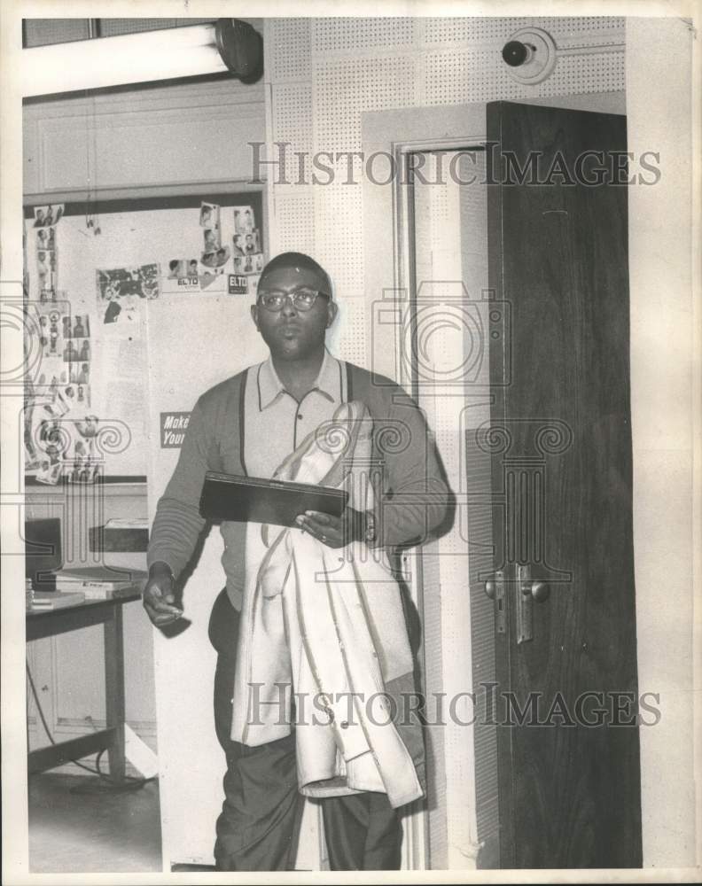 1968 Press Photo Linzzy Louis, Robbery Victim - noo39292