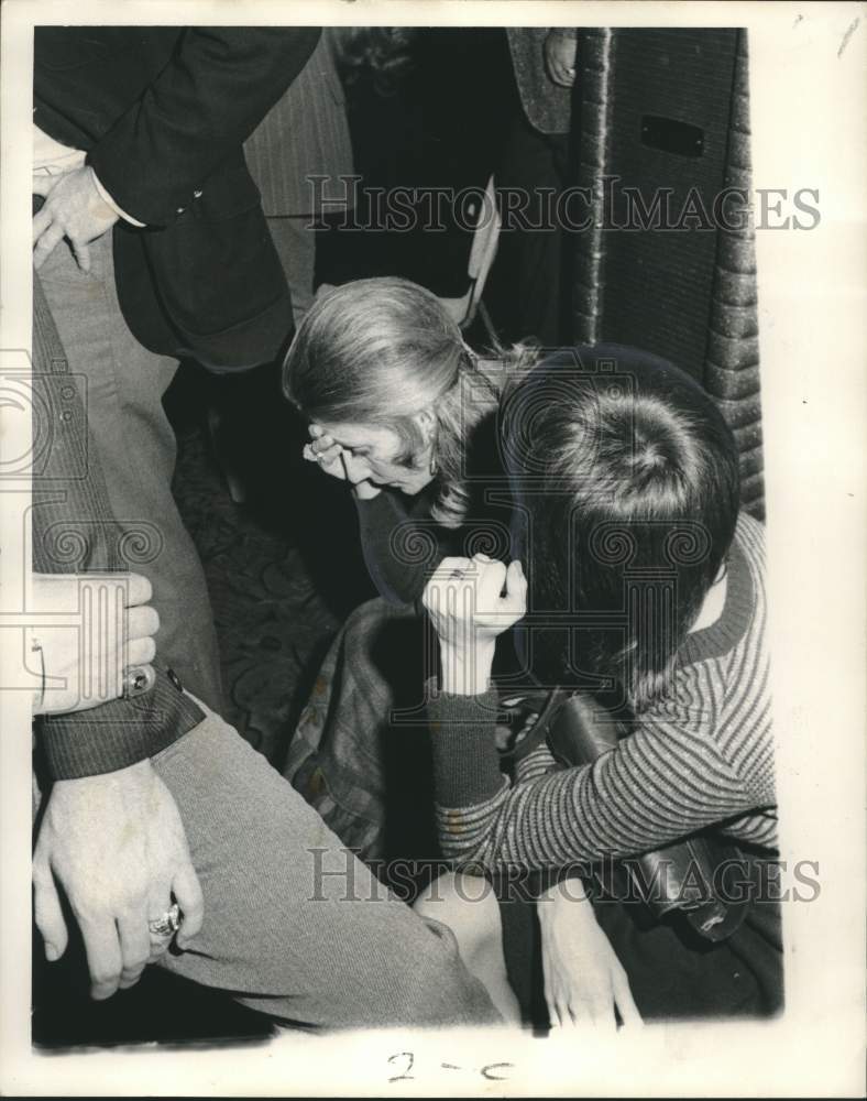 1971 Press Photo J Bennett Johnston supporters on night of defeat in New Orleans- Historic Images