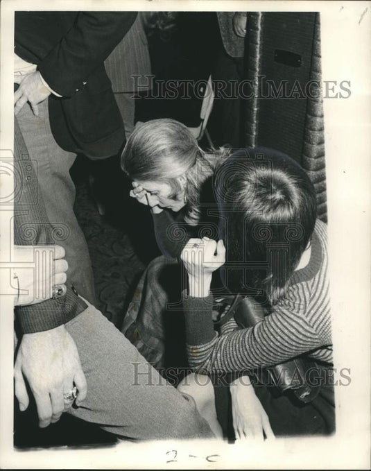 1971 Press Photo J Bennett Johnston supporters on night of defeat in New Orleans- Historic Images