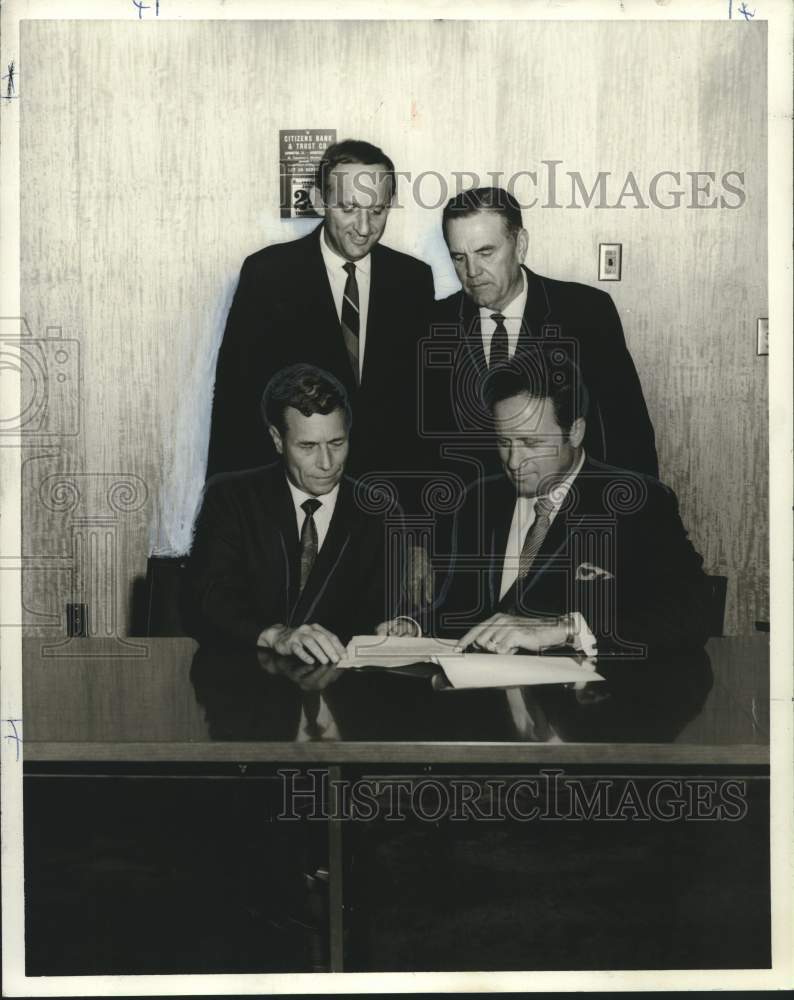 Load image into Gallery viewer, 1967 Press Photo Contract signing for Hemisphereland use at Covington City Hall
