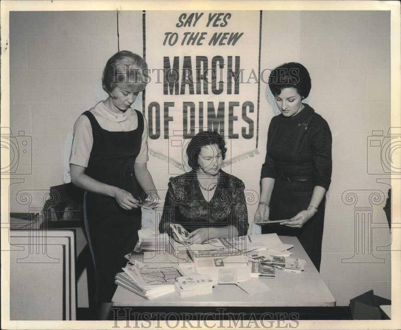 Load image into Gallery viewer, 1964 Press Photo Organizers of the Mothers' March on Birth Defects - noo39530

