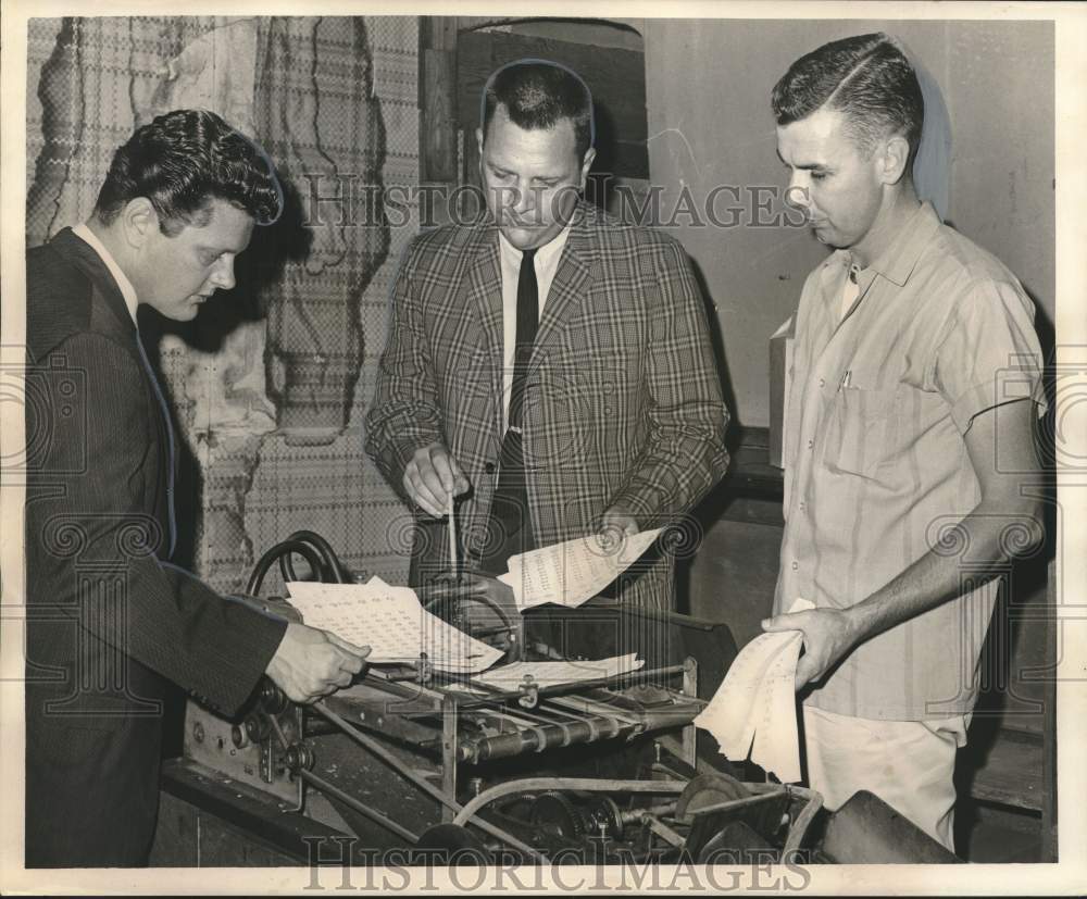 1964 Press Photo Jefferson Parish &amp; New Orleans police raid lottery operations- Historic Images