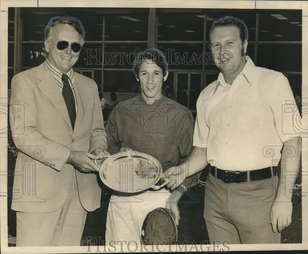 1971 Press Photo Jack Lohman presents silver platter to Lane Suire &amp; Sam Papa- Historic Images