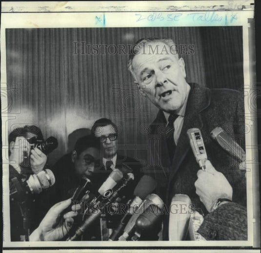 1969 Press Photo Henry Cabot Lodge Talks to Newsmen in Paris Orly Airport- Historic Images