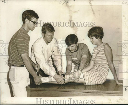1969 Press Photo Red Cross members demo first aid techniques in New Orleans- Historic Images